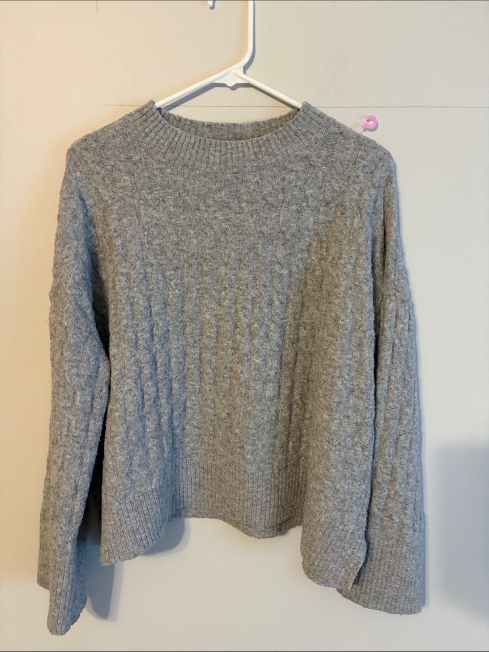 H&M Light Gray Cable Knit Crewneck Sweater. Wide sleeve. Med. Multi fabric.